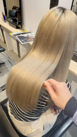 ブリーチ3回履歴のベースに髪質改善ストレートサラ艶ヘアー 