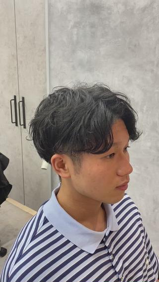 パーマ残りをいかしてふんわりセンターパート
緩くなったパーマも使い方次第で
オシャレにカッコよくなります