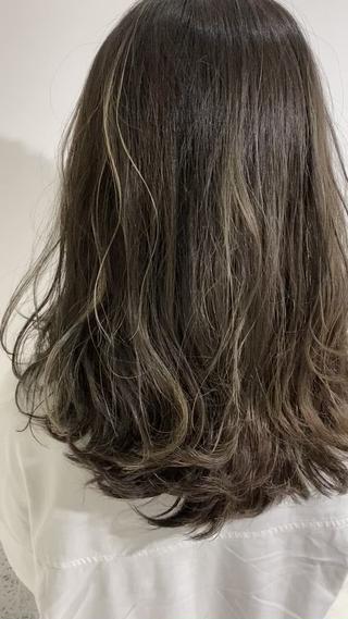 細くハイライトを入れることで大人のヘアカラーにも最適︎
赤みを抑えた人気スタイル︎ 