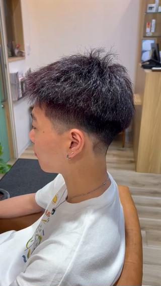 夏らしくさっぱりとしたショートスタイル
刈り上げ部分は今男性に人気のフェードカットでトップに繋げてスッキリとした印象に仕上げています