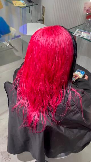 pink×Black
ブリーチ1回〜
髪質にもよりますがワンブリーチでビビットピンク