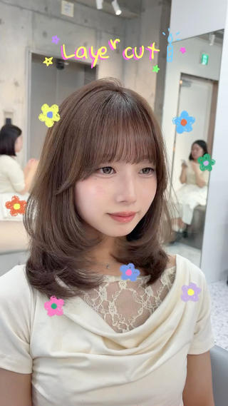 黄みを抑えた透明感のあるグレージュカラーと顎下からたっぷり入れたレイヤーがとっても可愛い流行りの組み合わせです^^