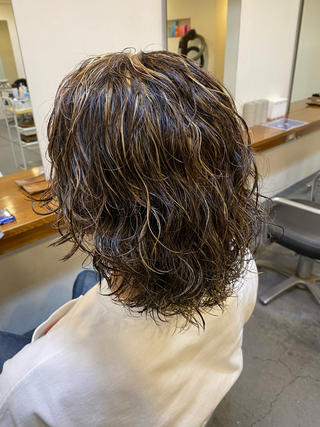 ミディアムヘアに流行りのサーフカールとハイライトをプラスした男らしいスタイルです！
男性のミディアムヘアお任せください 