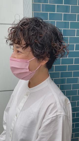 #ショートパーマ
しっかりめにかけるショートパーマも可愛い
コテを使わなくてもスタイリング剤をつけるだけで
かたちがつくれるのでおすすめです◎