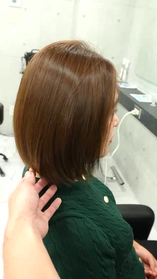 透明感たっぷりナチュラル可愛い系
11レベルのオリーブベージュで、光に透ける透明感ボブに仕上がりました
ミディアムボブの丸み×柔らかい色味が相性抜群で、軽さとツヤがふわっと引き立ちます。
明るめでも品よくまとまる、冬先取りの抜け感カラーです
カラー ¥5,000-