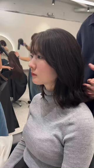 ボブから伸ばしかけのミディアムヘア
鎖骨の長さでくびれることで色っぽさup