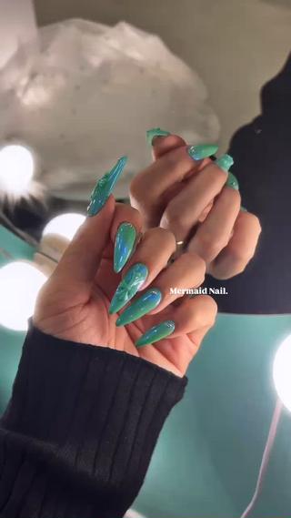 今月のMy Nail紹介〜

ティファニーブルーにブルーオーロラ️
ベースと同じ色でクロム付けて
めちゃくちゃ可愛いネイル出来上がりました

お揃いネイル大歓迎です୧( "̮ )୨˖ ࣪⊹ 