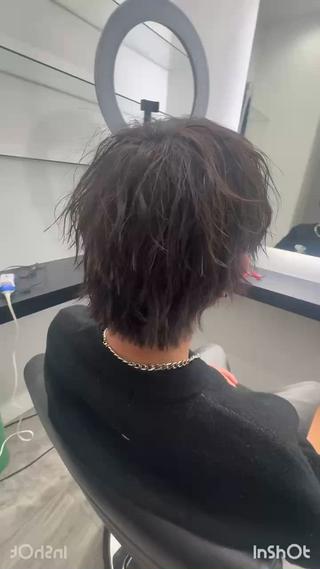 あんまり束感しない感じでセットしました。緩めの無造作っていう感じです。ちょっと濡れ感を出すために少しだけアリミノのグリースを使い、濡れ感を出しています。ウルフのセットが得意なのでもしよかったら是非お越しください。 