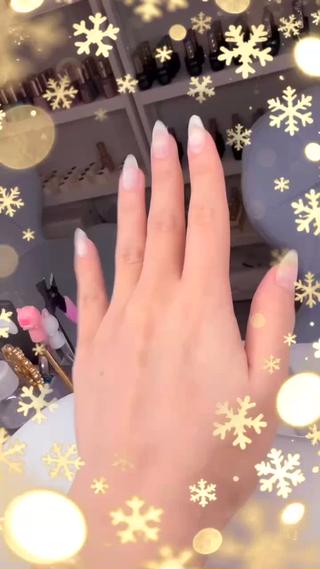 クリスマス感たっぷりでとても可愛いです。
ナチュラルなベースカラーに、サンタやトナカイ、雪のモチーフがバランスよく配置されていて、上品さと遊び心の両方を感じます。
立体パーツやゴールドのアクセントが華やかで、ホリデーシーズンにぴったりの特別感があります。