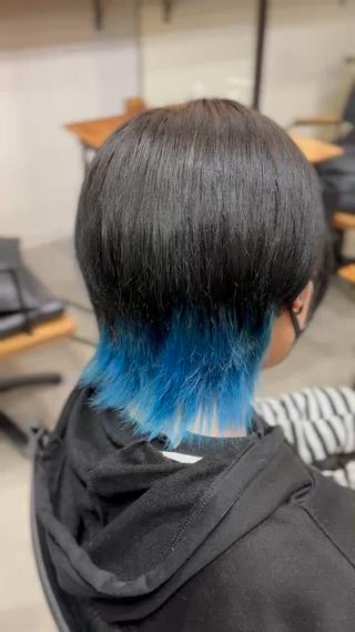 アクアブルー
透き通った綺麗なブルーで個性的でかわいいです^_^
ブリーチ二回必要になります