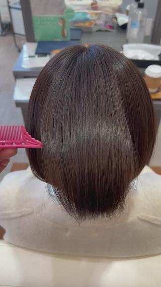 驚きの2つの絶対的な効果が
トリートメントよりも髪が綺麗になる

①毛髪内部の悪い残留成分をデトックス
ダメージ要因を除去カラーをしながら、毛髪内部の悪い成分をキレイにお掃除します
通常のカラー剤のように髪や頭皮を傷めたり、髪の弾力を奪ったりする事がありません


②毛髪のキューティクルを整え、極上の艶とキレイな髪色を再現
加齢やダメージで劣化し、艶が無くなりパサついてしまった毛髪の表面（キューティクル）の隙間を接着し、コーディングではなく髪そのものの艶を蘇らせる効果があります髪に弾力と潤いの両方が戻り、日常のお手入れも抜群に楽になります

 