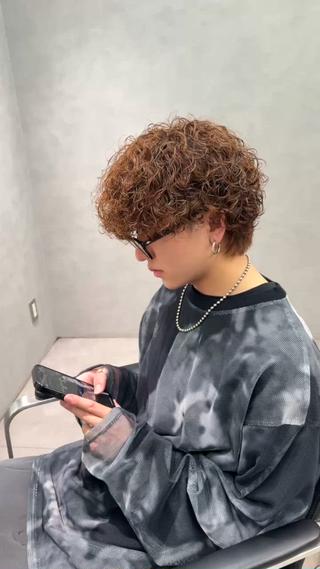 シンプルなbrownカラー服装にも合わせやすいので初めてのカラ
一はbrown カラーがおすすめです!