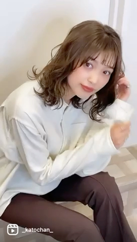 鎖骨ラインのミディアムが可愛いカラーはお仕事にもOKなこっくりめベージュ 