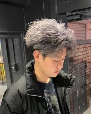 ハイトーン×フェザーショート
刈り上げありのスタイルでもしっかり後ろに流れつつ動く!!