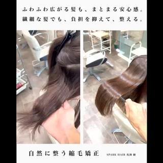 内側のクセはややしっかりめにあるため、
うねりを残さず、ボリュームを抑えて。

表面のふわふわした広がりは、
乾かしただけで、整う。
湿気で再度ふわふわしないことがポイントです。

ねこっ毛の繊細な髪だからこそ、
負担を抑えることも大切に。
艶と柔らかさを残し、髪の持つ本来の美しさは大切に。

毎日扱いやすい髪へ。
髪が整うと気持ちまで軽く、整います。

自然に整う縮毛矯正 