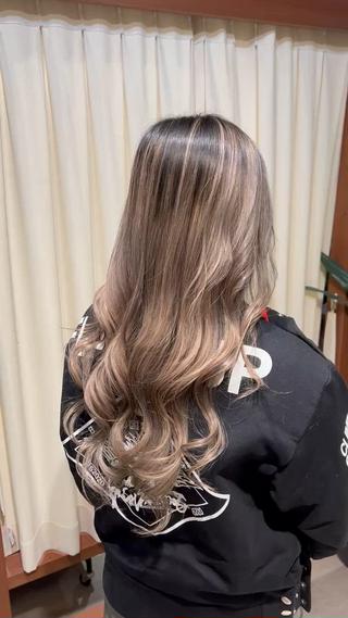グレージュベースのバレイヤージュ♪