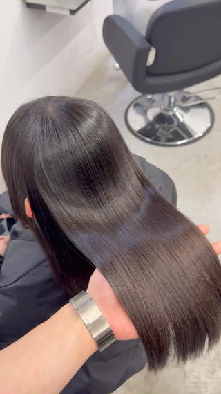 根本からの強いうねりもここまで綺麗に伸ばせます◎
うる艶のナチュラルな仕上がりに
