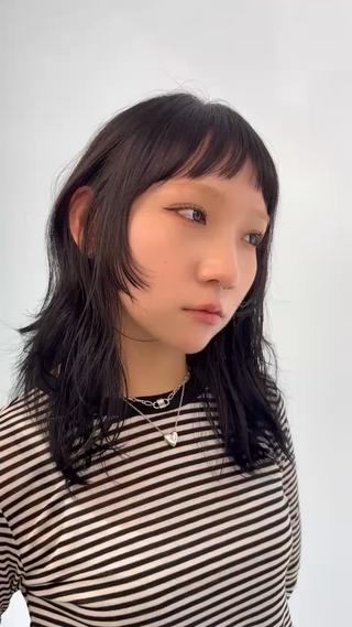 ミディアム フジイ　トワ/ レイヤーカットのヘアスタイル