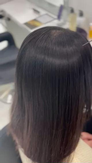 他店で縮毛矯正を以前にかけた方はリタッチだけでも可能です´-
髪質やうねり、癖の強さを見極めながらダメージを最小限に抑える薬剤選定をさせていただきます！ 