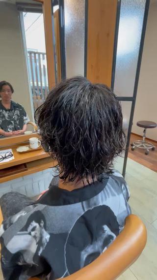 メンズウルフ×縦落ちMIXパーマ
頭の形を綺麗に見せる【骨格矯正カット】と連動させた 【オリジナルのワインディング構成】で再現性の高いパーマに!
気になったスタイルはいいね保存してカウンセリングの際にお使い下さい