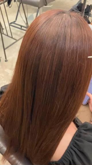 髪質改善トリートメント
湿気で髪が広がる…
うねりやパサつきが気になる…
朝アイロンをしてもすぐ戻ってしまう…
そんな梅雨の時期には、サブリミックトリートメントがおすすめです
髪にうるおいを与え、まとまりやすく、ツヤのある質感へ導きます
毎日のお手入れが少しでもラクになるよう、お客様一人ひとりの髪の状態に合わせて施術させていただきます
梅雨でも思わず触れたくなるような、サラツヤ髪を目指しませんか?