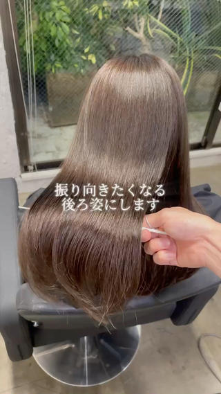 ロング 顔まわりレイヤー デザインカットのヘアスタイル