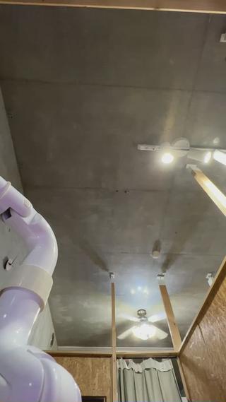 ホワイトニングジム池袋ではフルフラットベッドで寝ながら歯を白くしていきます。ホワイトニングマシンの施術中の目線での動画です。