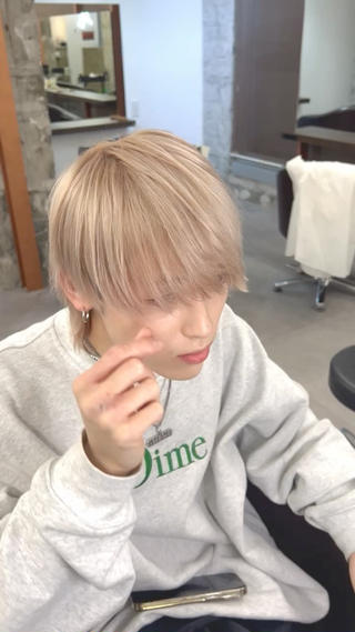White beige️
〚カラーモデル募集中〛
ブリーチカラー得意です!しっかりとしたカウンセリングと技術の提供をお約束します!
リタッチはしっかりと周期内に同じ美容師での施術がオススメです!
ブリーチを2回することで色に透明感を与える他、色落ちまで綺麗に保つことが出来ます!
黒染め、縮毛矯正、パーマなどの履歴があっても1度ご相談ください️
ヘアカラーでの悩みをなくします!
ダメージを極限に減らし完璧なハイトーンにします!
ブリーチは誰に任せるかで仕上がりの差が激しいカラーの1つです!
是非!僕におまかせください!