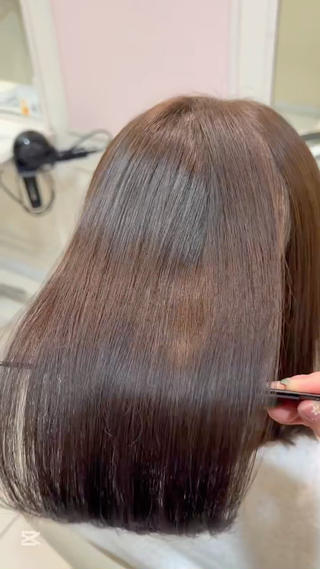 赤みを抑えたやわらか質感のオリーブ系カラー
