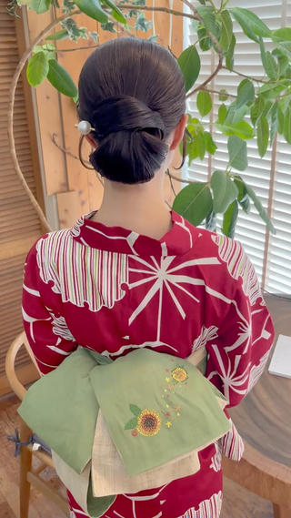 シンプルシニヨン×浴衣

ご来店お待ちしております♡
Instagram：@miku.hairmake

福岡・高宮駅徒歩5分”bright”美容室＆ヘアメイク◎
20〜30代女性の「特別な日」を可愛くサポート
▧ 美容師歴10年
▧ ヘアセット＋着付けまとめてOK
▧ 早朝予約対応可能 