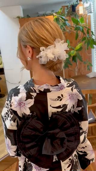 シンプルシニヨン×浴衣

ご来店お待ちしております♡
Instagram：@miku.hairmake

福岡・高宮駅徒歩5分”bright”美容室＆ヘアメイク◎
20​〜​30代女性の「特別な日」を可愛くサポート
▧ 美容師歴10年
▧ ヘアセット＋着付けまとめてOK
▧ 早朝予約対応可能 