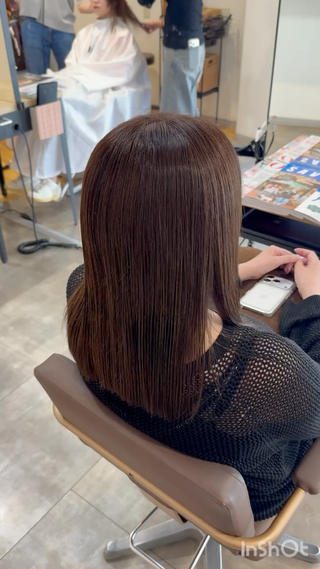 艶感たっぷりのナチュラルストレート
まとまりのあるストレートスタイルに、深みのあるブラウンカラーで上品な印象に◎
暗めでも重たく見えすぎず、自然なツヤ感が出るのがポイントです
「髪を綺麗に見せたい」「落ち着いたカラーが好き」という方にもおすすめです!