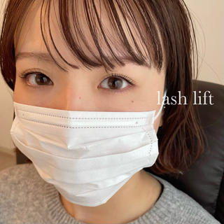 まぶたギリギリを避けてストレートに上げたデザイン
根元に奥行きのあるデザインはアイライン効果
