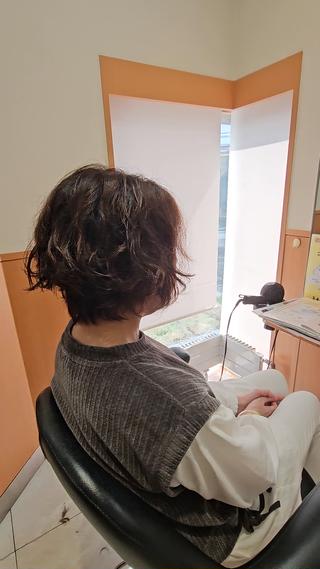 ショートパーマが大人女性には大人気。自然の動きのある柔らかな雰囲気 