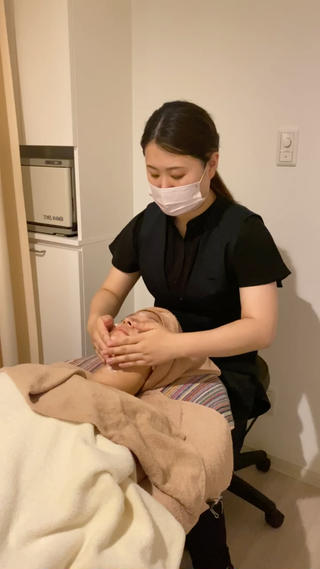 フェイシャルエステ体験の様子です
しっかりお顔のクレンジングをさせて頂いた後、
マッサージをしていきます