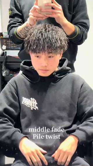 ミディアム カラー パーマ メンズ パーマ特化美容師🔥 フジモト ライのヘアスタイル