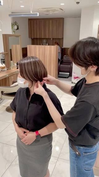 ショートカット+白髪ぼかしバレイヤージュです!
僕自身が作ったオリジナルの技術になります!
ハイライトよりも圧倒的に白髪は気にならなくなりますよ