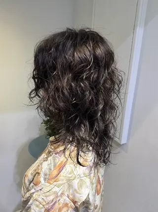 セミロング パーマ 辻岡 悠稀のヘアスタイル