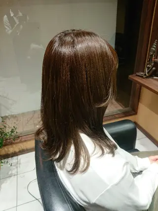 カラー セミロング 青山 早智子のヘアスタイル