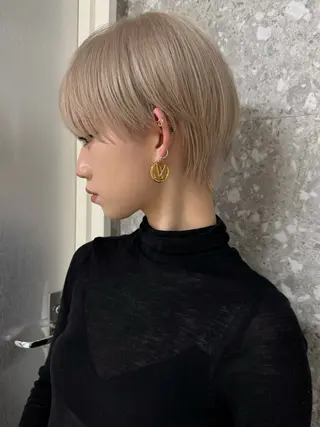 ショート ハイトーン💎 ホワイトベージュ坪谷のヘアスタイル