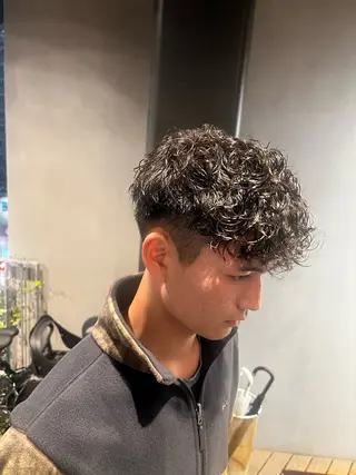 パーマ メンズ ダブルカラー寒色系 ボリューム改善ハヤトのヘアスタイル