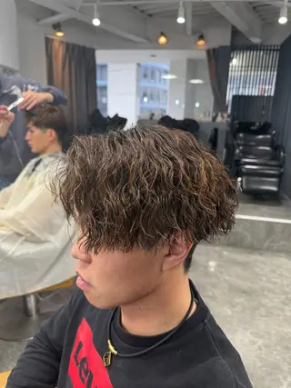 パーマ メンズ 梅田/センターパート 山下学偉のヘアスタイル