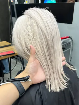 セミロング カラー イツク ⚡️ ルーツ/ハイトーンのヘアスタイル