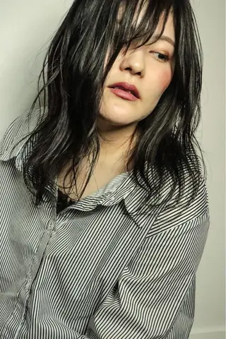ミディアム 佐山 眞紀のヘアスタイル