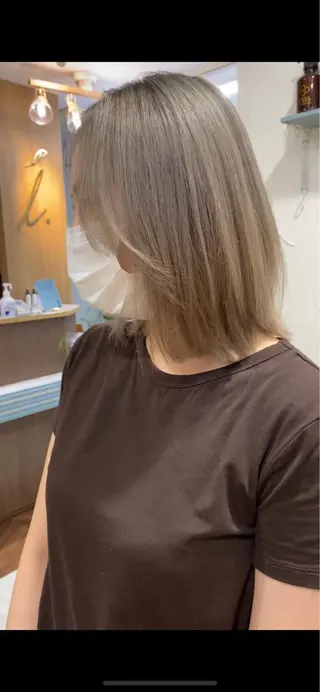 ショート カラー 横尾 歩のヘアスタイル