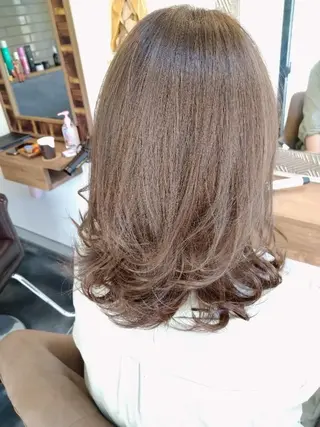 カラー セミロング charme 木澤のヘアスタイル