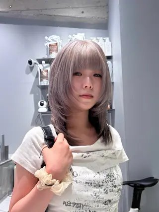 ミディアム カラー NANA🦖 ハイトーンデザインのヘアスタイル