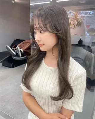 ロング 透明感オリーブ🫒/ ブリーチなしWカラーのヘアスタイル