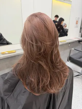 ロング 瀧優華白髪ぼかし 大人レイヤー🩵のヘアスタイル