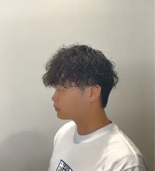 ミディアム パーマ メンズ 渋谷メンズパーマ 渡邊優輝のヘアスタイル